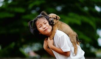 weinig meisje en hond liefde tussen Mens en hond bonding van kinderen en intelligent huisdieren spelen in de achtertuin liefde concept foto