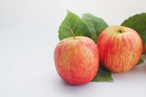 close-up van verse appel met blad op witte achtergrond foto