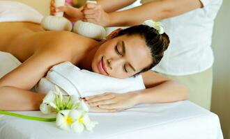 spa, lichaam massage huid, lichaam behandeling, ontspanning, geest genezing, kalmte massage met geurig olie, Thais massage, Gezondheid massage foto