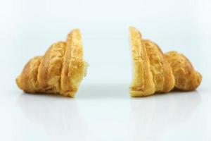 gewone croissant op witte achtergrond foto