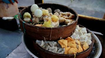 straat voedsel, gestoomd knoedel dimsum in traditioneel bamboe stoomboot. siomay foto