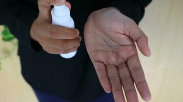 hand- van dame dat toepassen alcohol verstuiven of anti-bacteriën verstuiven naar voorkomen de verspreiding van kiem foto