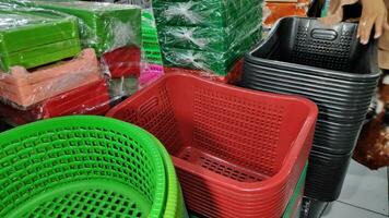 goedkoop plastic huishouden items voor uitverkoop Aan de markt dichtbij omhoog foto