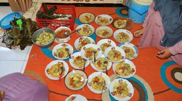 lontong sajoer of groente rijst- taart is een Indonesisch traditioneel voedsel foto