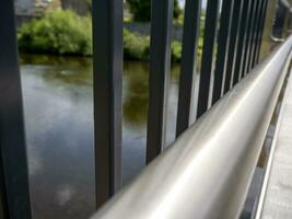 brug leuning met wazig abstract achtergrond, oude brug over- de rivier- achtergrond foto