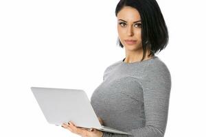 portret van zakenvrouw met Aan laptop computer op zoek Bij camera , geïsoleerd over- wit achtergrond foto