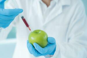 wetenschapper controleren chemisch voedsel residuen in laboratorium. controle experts inspecteren kwaliteit van fruit, wetenschappers injecteren Chemicaliën in appels voor experimenten, gevaren, verboden substantie, besmetten foto