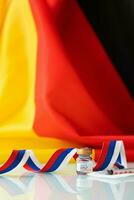 Duitsland vlag met covid-19 vaccin flacon foto