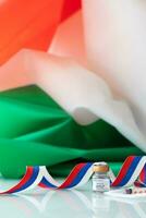 Italië en Rusland vlag met covid-19 vaccin flacon foto