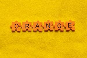 oranje woord Aan geel achtergrond met puzzel stukken foto