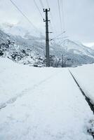 een besneeuwd weg met een trein Aan het foto