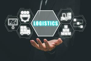 logistiek concept, zakenman hand- Holding logistiek icoon Aan virtueel scherm. foto