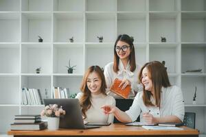 vrouw operaties manager houdt vergadering presentatie voor een team van economen. Aziatisch vrouw toepassingen bedrijf papier met groei analyse, grafieken, statistieken en gegevens. foto