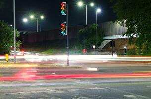 lang blootstelling stad en weg beeldmateriaal van avond verkeer over- luton stad van Engeland uk. gevangen genomen Aan mei 15e, 2023 foto