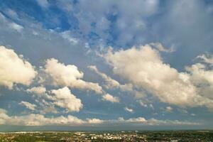 dramatisch wolken over- luton stad van Engeland Super goed Brittannië. foto