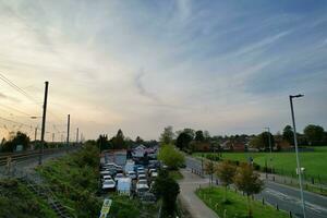 mooi visie van weg van luton stad van Engeland. beeld was gevangen genomen Aan mei 2e, 2023 met drone's camera gedurende zonsondergang foto