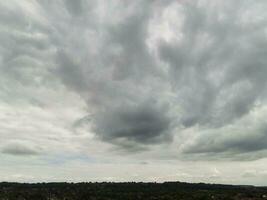 hoog hoek drone's camera beeldmateriaal van dramatisch wolken en lucht over- de luton stad van Engeland uk, augustus 4e, 2023 foto