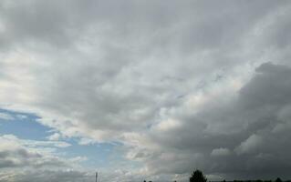 hoog hoek drone's camera beeldmateriaal van dramatisch wolken en lucht gedurende zonsondergang over- de luton stad van Engeland uk. juli 31e, 2023 foto