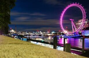 meest mooi beeldmateriaal van verlichte Londen oog van rivier- Theems Westminster, groot ben klok toren Bij na zonsondergang nacht. Engeland Super goed Brittannië, beeldmateriaal was gevangen genomen Aan aug 02e, 2023 na zonsondergang. foto