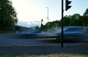 lang blootstelling stad en weg beeldmateriaal van avond verkeer over- luton stad van Engeland uk. gevangen genomen Aan mei 15e, 2023 foto