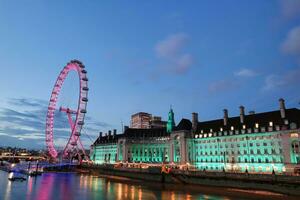 meest mooi beeldmateriaal van verlichte Londen oog van rivier- Theems Westminster, groot ben klok toren Bij na zonsondergang nacht. Engeland Super goed Brittannië, beeldmateriaal was gevangen genomen Aan aug 02e, 2023 na zonsondergang. foto