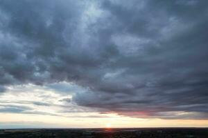 hoog hoek drone's camera beeldmateriaal van dramatisch wolken en lucht over- de luton stad van Engeland uk, augustus 4e, 2023 foto