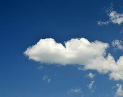 single wolken in blauw lucht foto