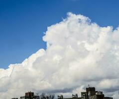 wit wolken vliegend over- stad foto