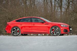 modern rood sport auto in de winter Woud achtergrond, auto behang foto