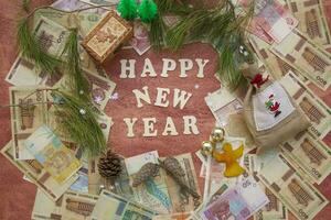 gelukkig nieuw jaar met geld en pijnboom kegels foto