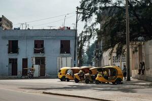 havanna, Cuba - augustus 06, geel kokosnoot taxi, de Cubaans versie van de tuk tuk foto