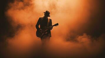 retro stijl foto van gitarist s silhouet omringd door rook in concert