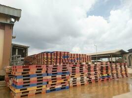 stack van industrieel plastic pallets foto