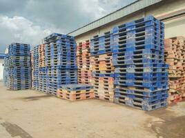 stapel van vuil plastic pallets, concept foto van faillissement onderhoud lading vervoer industrie onderhoud