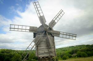 houten windmolen in de Woud foto