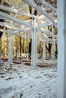 dichtbij omhoog visie van de houten Prieel huis in park concept foto