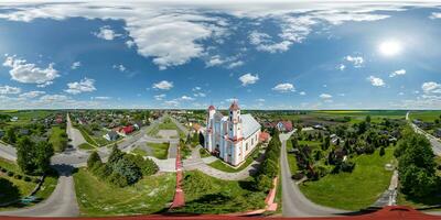 vol hdri 360 panorama antenne visie Aan rood steen neo gotisch of barok Katholiek kerk in platteland of dorp in equirectangular projectie met zenit en nadir. vr ar inhoud foto