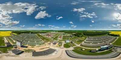 antenne naadloos 360 hdri panorama visie over- rijen van agro boerderijen met silo's en agro-industrieel vee complex in equirectangular bolvormig projectie foto