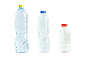 plastic water fles met leeg verfrommeld gebruikt geïsoleerd Aan wit achtergrond, hergebruik, recyclen, vervuiling, omgeving, ecologie, verspilling concept. foto