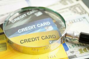 credit kaart en vergroten glas voor online winkelen, veiligheid financiën bedrijf concept. foto