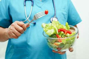 Aziatisch voedingsdeskundige Holding gezond voedsel voor geduldig in ziekenhuis, voeding en vitamine. foto