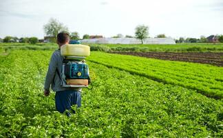 Cherson oblast, Oekraïne - mei 22, 2021 boer sprays pesticiden Aan plantage. gebruik Chemicaliën voor fabriek bescherming van insecten en schimmel infecties. landbouw industrie. pesticiden en fungiciden. foto