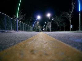 gele lijn op de snelweg in het donker. onderaanzicht. Zuid-Korea foto