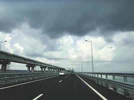 krim brug. nieuwe snelweg op de brug met gelost verkeer foto