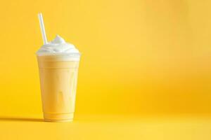 mango smoothie milkshake in plastic meenemen kop geïsoleerd Aan geel achtergrond met kopiëren ruimte. ai gegenereerd foto