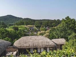 daken van huizen in het traditionele dorp, zuid-korea foto