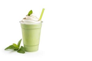 groen thee frappucino met geslagen room in een meenemen kop geïsoleerd Aan wit achtergrond met kopiëren ruimte. ai gegenereerd foto