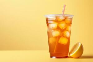 bevroren citroen thee Aan plastic meenemen glas. ai gegenereerd foto