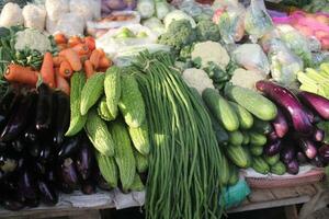 een verscheidenheid van vers groenten verkocht in de markt foto