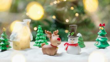 Raindeer en sneeuwman met glimmend licht voor Kerstmis decoratie foto